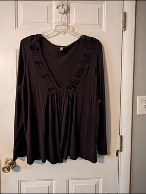 Women’s Black V-Neck Pleated Long-Sleeve Top